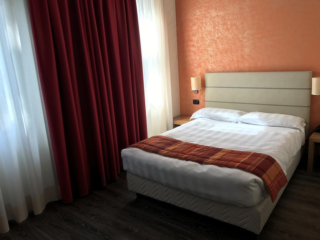 Bis Hotel Varese Esterno foto